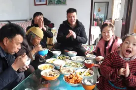 过年了，阿凯家炒了一桌子菜，总算改善伙食了！视频封面