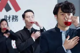 科幻片：未来人类每天都喝红水，一天男子没喝，发现了世界的真相视频封面