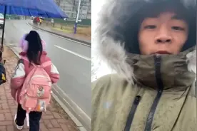 哥哥接弟弟放学，弟弟小心翼翼给女同学打伞，看到哥哥众人乐了视频封面