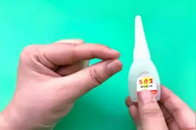 手指被502胶水粘住别着急,，一个简单方法，胶水自动融化，太棒了视频封面