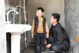 孙子帮爷爷打扫洗澡间，给爷爷打分，这样赞美爷爷把爷爷乐开花视频封面