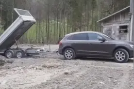 没有拖拉机时SUV牵引小板车运送泥土视频封面