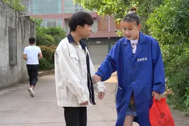 姐姐说捡到东西回家再说，没想弟弟捡到她钥匙了，结局太搞笑了视频封面