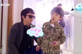 爸爸回来了：jagger被音乐吸引，目不转睛盯着看，果然爱摇滚！视频封面