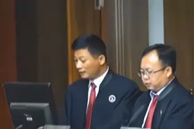 由于肇事者不能确定，男子认为，同车人应共同承担责任视频封面
