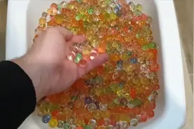 将彩色水宝宝倒满在马桶上，冲水的瞬间太过瘾了！视频封面