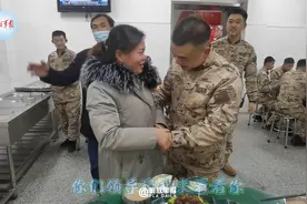 惊喜相拥！#爸妈春节悄悄来到部队看望儿子#视频封面
