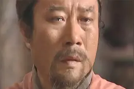 观众怒砸电视机，央视买29寸亲自赔付，只因李雪健演宋江太露骨！视频封面