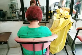 中年大姐剪发想利落，直接选择“推后脖”短发，时尚年轻很满意视频封面