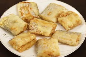 炸带鱼用面粉还是淀粉？大厨教你正确做法，炸出来金黄酥脆不够吃视频封面
