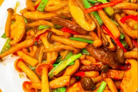 炒菌菇湿哒哒还没有鲜味？厨师长分享饭店葱烧三菌做法，鲜香下饭视频封面