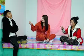 搞笑：哥哥问什么床不能住人，妹妹这智商，让一旁母亲着急视频封面
