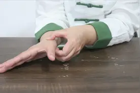腹胀、消化不良，手上1个穴位，快速打通胀气，缓解消化不良！视频封面