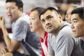 战神刘玉栋有多强？场均37分，3次与NBA擦肩，忍10块碎骨成战神视频封面