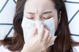 过敏性鼻炎还会遗传？孩子也要跟着打喷嚏打到头疼？医生：是的视频封面