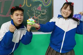 同桌过生日没人送礼物，胖妞用粘土DIY双层生日蛋糕，太厉害了！视频封面