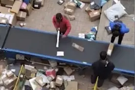 快递员分拣时疑故意敲打损坏快件，拍摄者：不理解为何人为损坏视频封面
