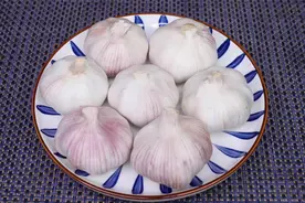 吃了30年大蒜，这个做法还第一次见，下饭又下酒，老公说不够吃！视频封面