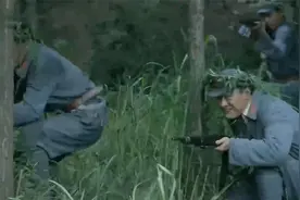 我军匍匐前进，不料半路撞见鬼子关卡，直接架枪狂扫鬼子！视频封面