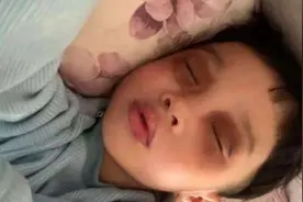 是亲妈！萌娃沉迷玩手机被妈妈画黑眼圈，大哭再也不看手机了视频封面