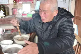 农村老人喜欢喝酒吃肉，过年烫壶酒边吃边喝，这年味太浓了视频封面
