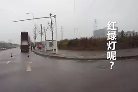 呆萌货车司机一觉醒来忘放下车斗 惨遭红绿灯“碰瓷”视频封面
