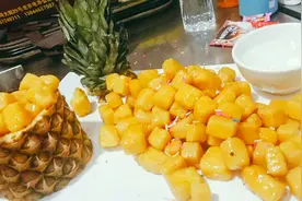 菠萝新吃法，拔丝菠萝，咱过年回家也做这道有面的菜视频封面