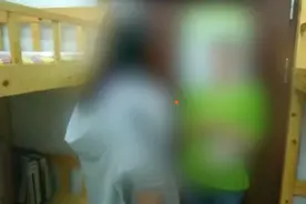 愤怒！初中女寝群殴女孩，拖鞋上脸皮带抽身声音响亮！哭声哽咽！