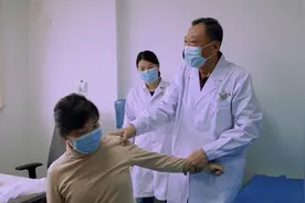 肩周炎！隔着屏幕都感觉到疼！葛氏捏筋拍打后轻松多了视频封面