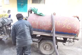农村大哥投资2万自购吸粪车，每天能赚多少钱？听完不敢相信