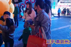延平区南平大剧院改名后，广场上还是很热闹视频封面