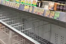 纽约市宣布紧急状态百老汇关门 市民惊慌失措超市被抢购一空视频封面