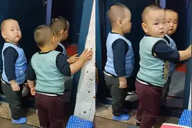 三胞胎儿子迎接爸爸下班回家，集体站门口翘首以盼，小小背影太暖视频封面