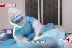 艾滋病孕妈产子，胎儿出生是必须立刻清理口鼻，防止误吸感染视频封面