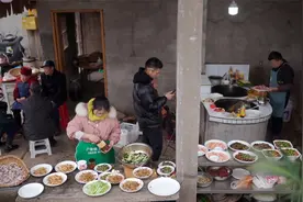 亲戚们来家里拜年，桃子家用心准备三桌美食招待，农村年味儿真浓视频封面
