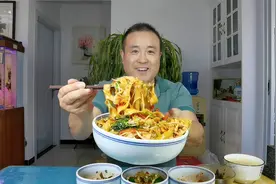 鸡蛋炒面这样做跟大排档一样好吃，在家炒也一样，味道超级赞视频封面