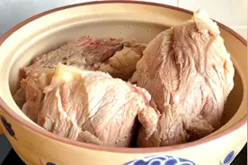 炖猪大骨加什么更好激发香味和营养？这做法汤浓肉烂，满口生香视频封面