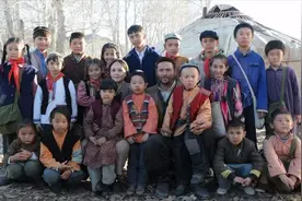 新疆“最美母亲”，抚养4民族19个孩子，如今她过得怎么样？视频封面