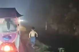 小男孩雨天光膀子街边奔跑,几名好心人一路护送,抱起被拒无奈报警视频封面
