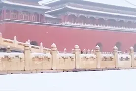太有意境了！故宫迎雪花裹银装，一秒变回紫禁城视频封面
