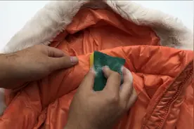 羽绒服领口脏了不要用水洗，教你简单一招，比洗衣店洗的还干净视频封面