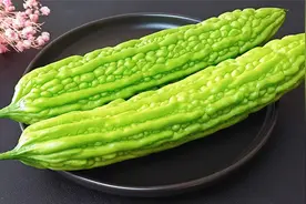 饭店里的炒苦瓜为啥好吃，教你一招，苦瓜脆嫩鲜香，清口解腻视频封面