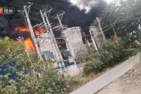 突发！广东佛山一工厂突然发生大火，火势猛烈，浓烟滚滚视频封面