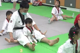 3岁萌萌小男孩下横叉哭成泪人，教练内心矛盾，压完后还喜欢一番视频封面