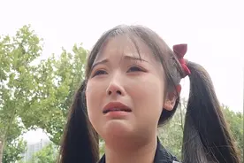 妹子拆箱试穿新买的洛丽塔裙子，跑到公园拍照，结果被老太太骂哭视频封面