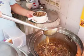 秋风起，三蛇肥，这么一碗蛇羹谁顶得住，一蛇顶三鸡真不是乱说的视频封面