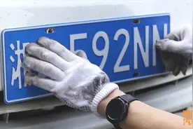 车牌到底要上几颗螺丝，手把手教你安装车牌，搞错了一次扣12分