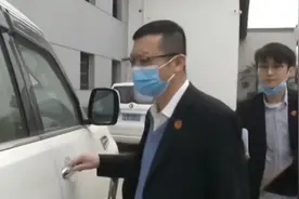开发商房屋烂尾，拒不给业主退房款，执法人员上门扣车视频封面