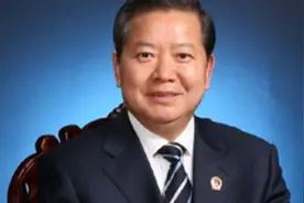 人大代表谈中传硕士在火锅店当保洁：建议大学生先就业再择业视频封面