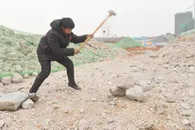 河南：12岁男孩心疼年迈爷爷，用放学时间去工地捡废铁补贴家用视频封面